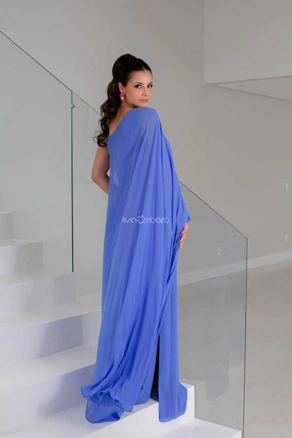 Vestido um ombro, capa longa com flores e bordados aplicados na barra da capa