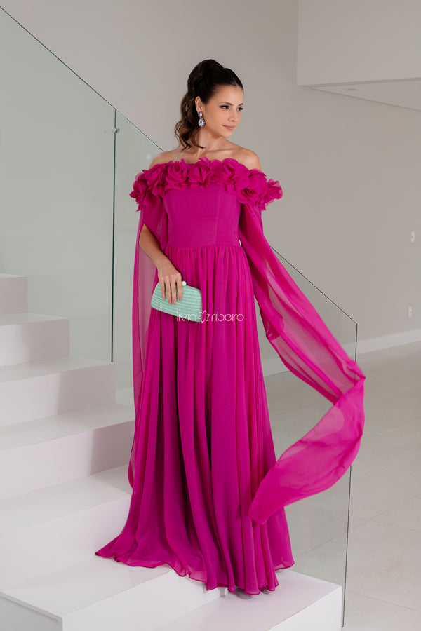 Vestido em crepe de seda com decote ombro a ombro e flores