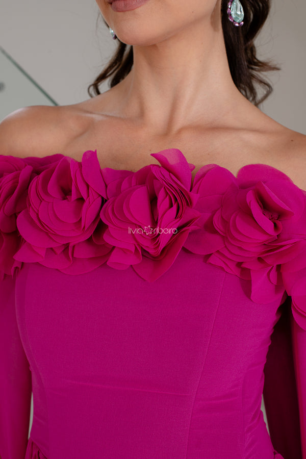 Vestido em crepe de seda com decote ombro a ombro e flores