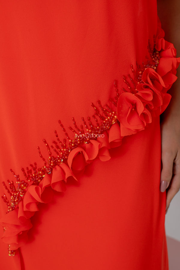 VESTIDO UM OMBRO, CAPA LONGA COM FLORES E BORDADOS APLICADOS NA BARRA DA CAPA