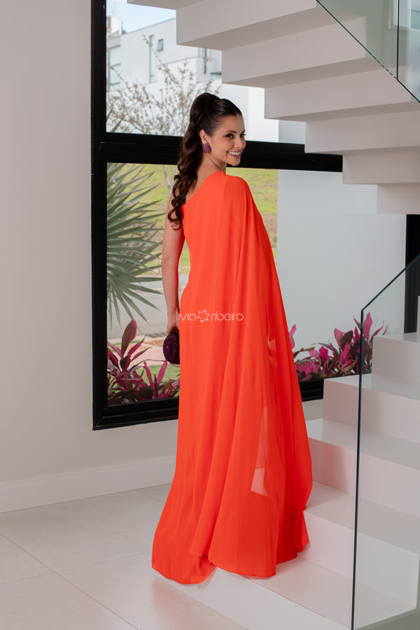 VESTIDO UM OMBRO, CAPA LONGA COM FLORES E BORDADOS APLICADOS NA BARRA DA CAPA