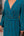 Vestido Lívia Ribeiro semi-sereia com manga e bordados descendo até a saia