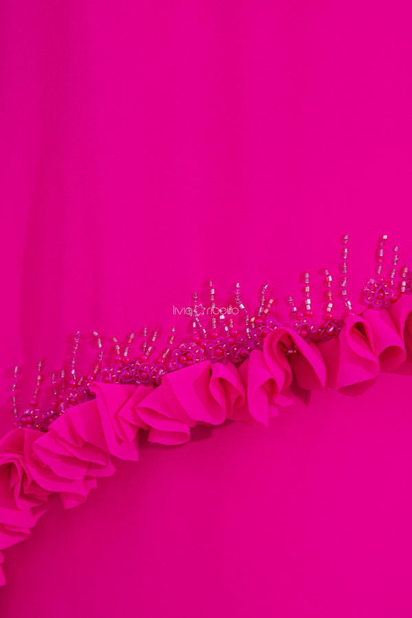 Vestido um ombro, capa longa com flores e bordados aplicados na barra da capa