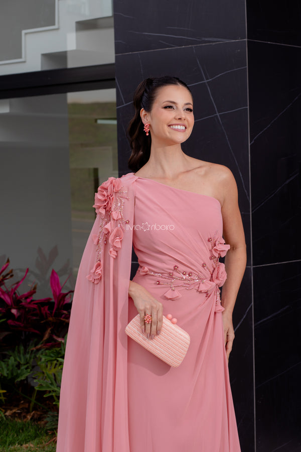 Vestido Lívia Ribeiro um ombro com capa e aplicações e flores e pedraria