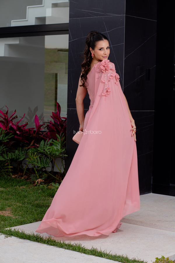 Vestido Lívia Ribeiro um ombro com capa e aplicações e flores e pedraria