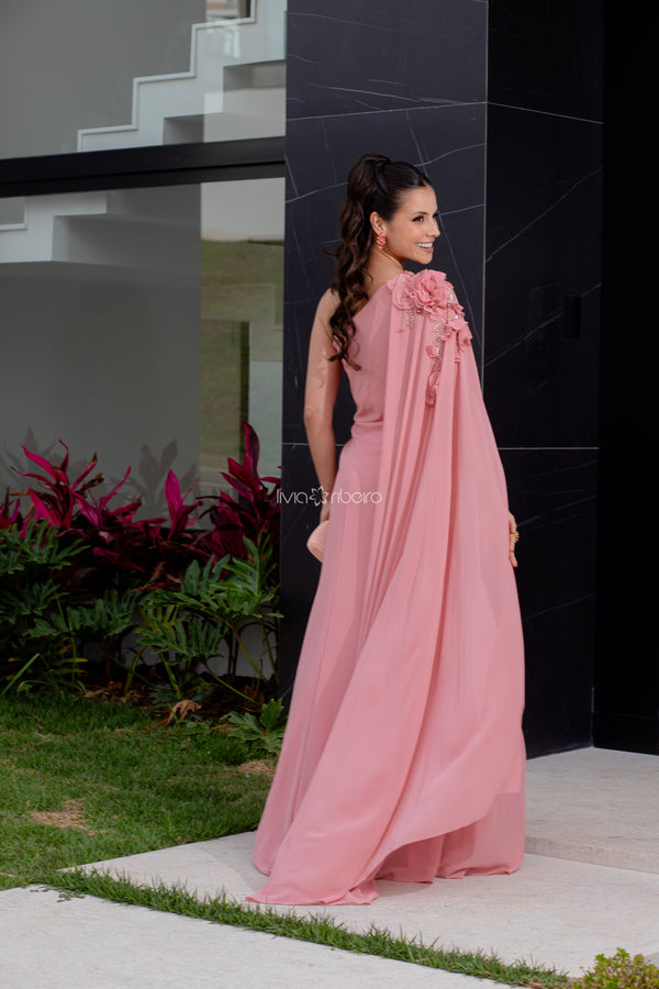 Vestido Lívia Ribeiro um ombro com capa e aplicações e flores e pedraria
