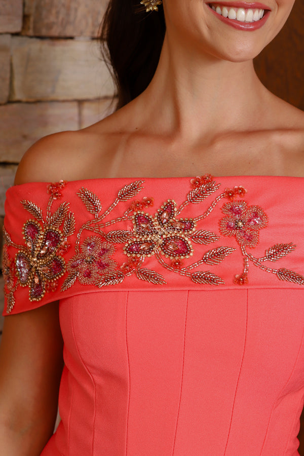 Vestido em crepe georgete, corte semi sereia com decote ombro a ombro e bordado | Lívia Ribeiro