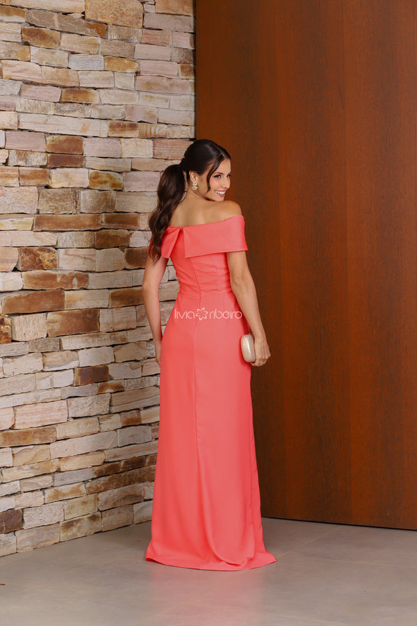 Vestido em crepe georgete, corte semi sereia com decote ombro a ombro e bordado | Lívia Ribeiro