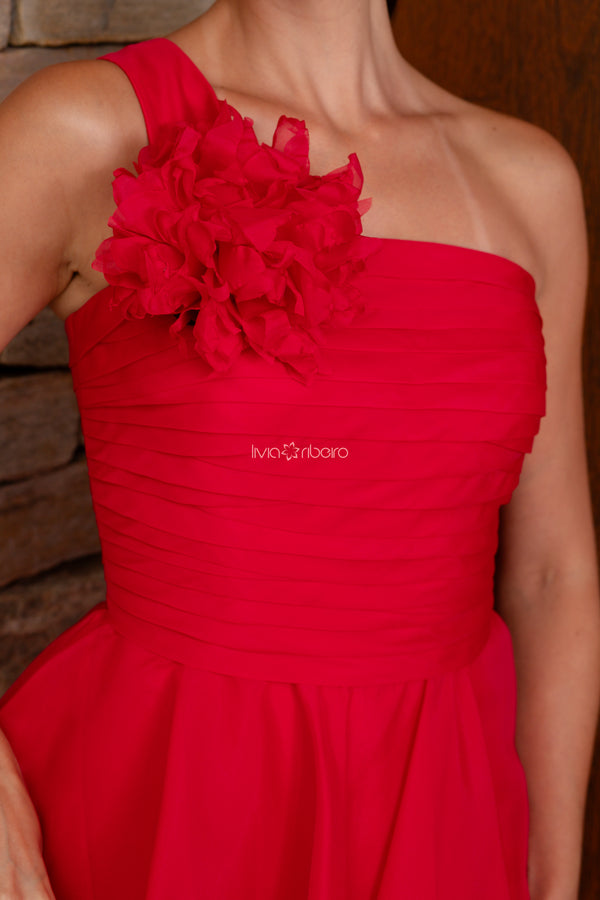 Vestido Vermelho com babados e flor no ombro | Lívia Ribeiro