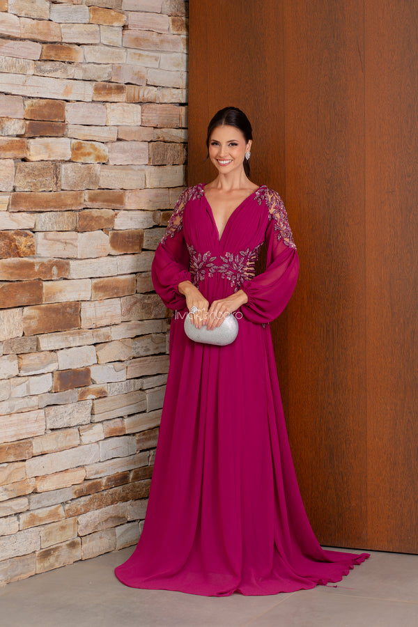 Vestido Lívia Ribeiro manga longa crepe seda bordado lateral cintura fúcsia