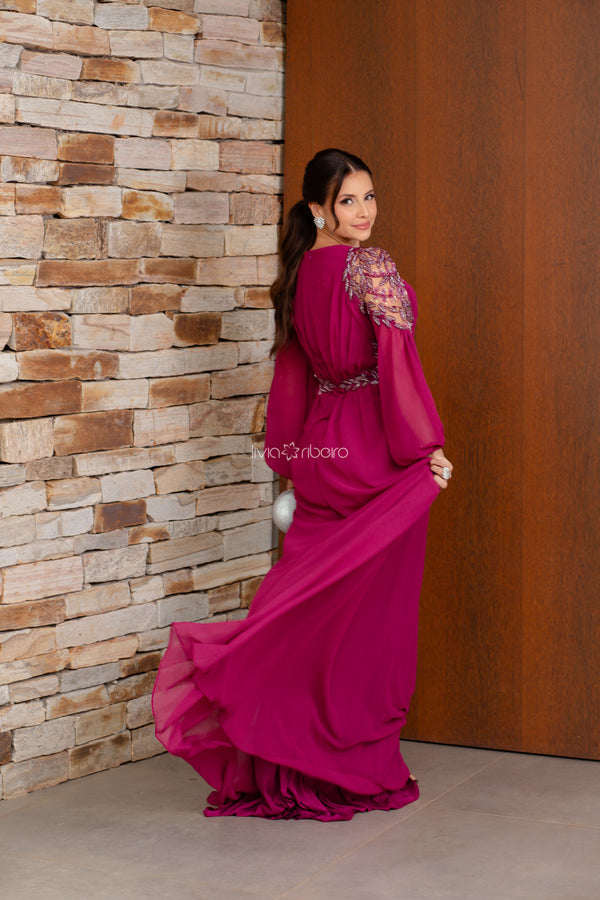 Vestido Lívia Ribeiro manga longa crepe seda bordado lateral cintura fúcsia
