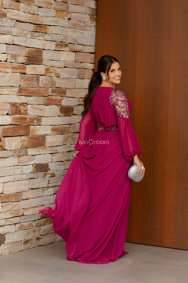 Vestido Lívia Ribeiro manga longa crepe seda bordado lateral cintura fúcsia