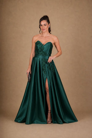 Vestido verde-esmeralda tomara-que-caia com corpete bordado, saia longa evasê e fenda frontal, visto de frente