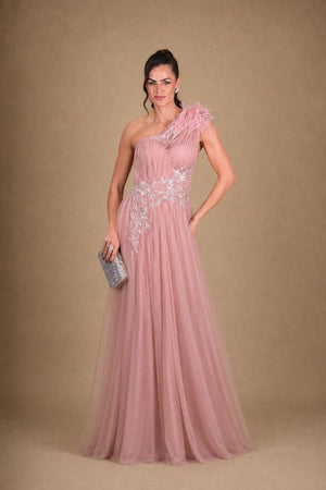 Vestido rosa-seco em tule de um ombro com plumas, bordado floral e saia longa evasê, visto de frente
