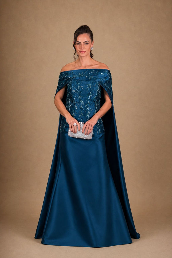 Vestido azul-petróleo longo em zibeline, ombro a ombro com corpete bordado e mangas capa – vista frontal