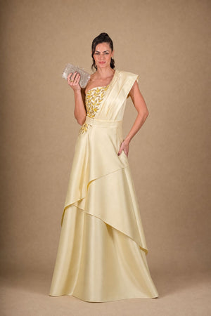 Vestido amarelo-manteiga longo em zibeline, de um ombro com bordado floral e babado assimétrico – vista frontal
