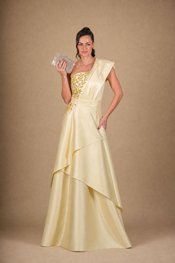 Vestido amarelo-manteiga longo em zibeline, de um ombro com bordado floral e babado assimétrico – vista frontal