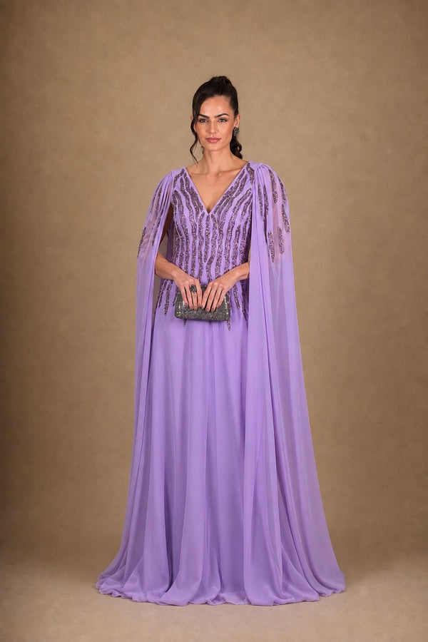 Vestido lavanda longo com capa e corpete bordado – vista frontal