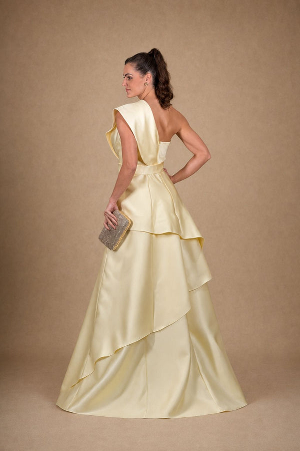 Vestido amarelo-manteiga longo em zibeline de um ombro com babados em camadas – vista posterior