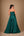 Vestido verde-esmeralda tomara-que-caia com corpete bordado e saia longa evasê, visto de costas