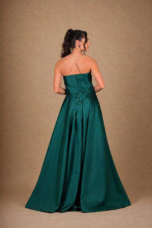Vestido verde-esmeralda tomara-que-caia com corpete bordado e saia longa evasê, visto de costas