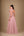 Vestido rosa-seco em tule de um ombro com plumas e bordado floral na cintura, visto de costas