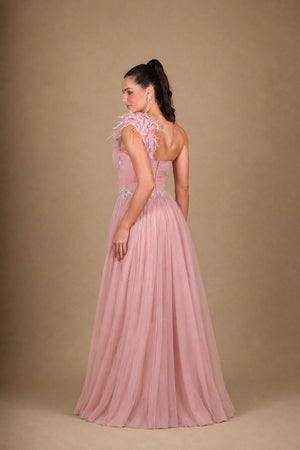 Vestido rosa-seco em tule de um ombro com plumas e bordado floral na cintura, visto de costas