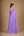 Vestido lavanda longo com capa bordada e decote nas costas – vista posterior