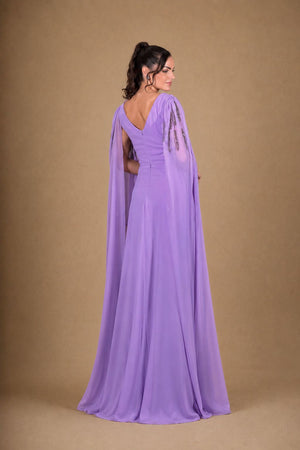 Vestido lavanda longo com capa bordada e decote nas costas – vista posterior