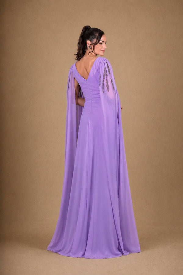 Vestido lavanda longo com capa bordada e decote nas costas – vista posterior