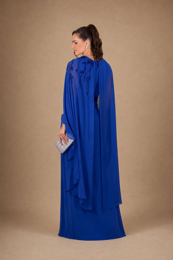 Vestido azul royal com capa fluida e saia longa – vista posterior