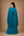 Vestido azul petróleo com manga capa fluida – vista posterior