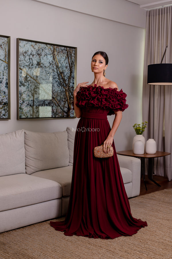 Vestido Marsala em Crepe Ombro a Ombro com Babados