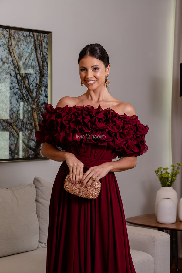 Vestido Marsala em Crepe Ombro a Ombro com Babados