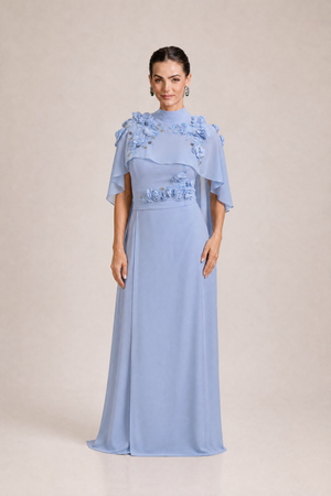 Vestido azul Serenity longo com gola alta, capa integrada e bordados tridimensionais