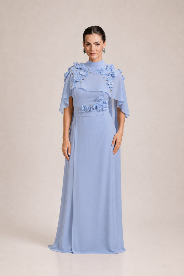 Vestido azul Serenity longo com gola alta, capa integrada e bordados tridimensionais