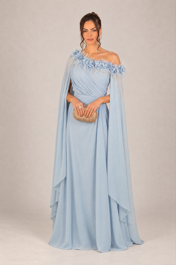Vestido Azul Serenity Ombro a Ombro com Flores e Plumas