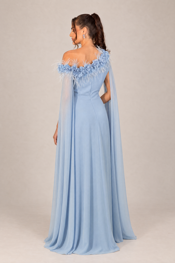 Vestido Azul Serenity Ombro a Ombro com Flores e Plumas